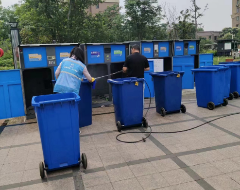 leyu·(中国)官方网站徐州市铜山区局：给智能回收箱“洗个澡”(图1)