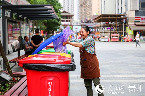 leyu·(中国)官方网站垃圾分类“红黄蓝绿”：花果园四色垃圾桶在R区试点正式启(图1)