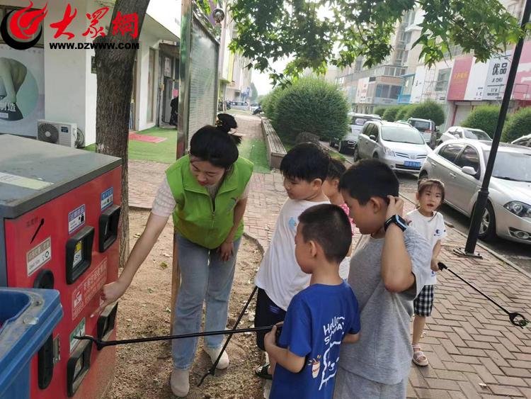 leyu·(中国)官方网站即墨区通济街道举行“见圾行事 绿色童行”垃圾分类主题活(图1)