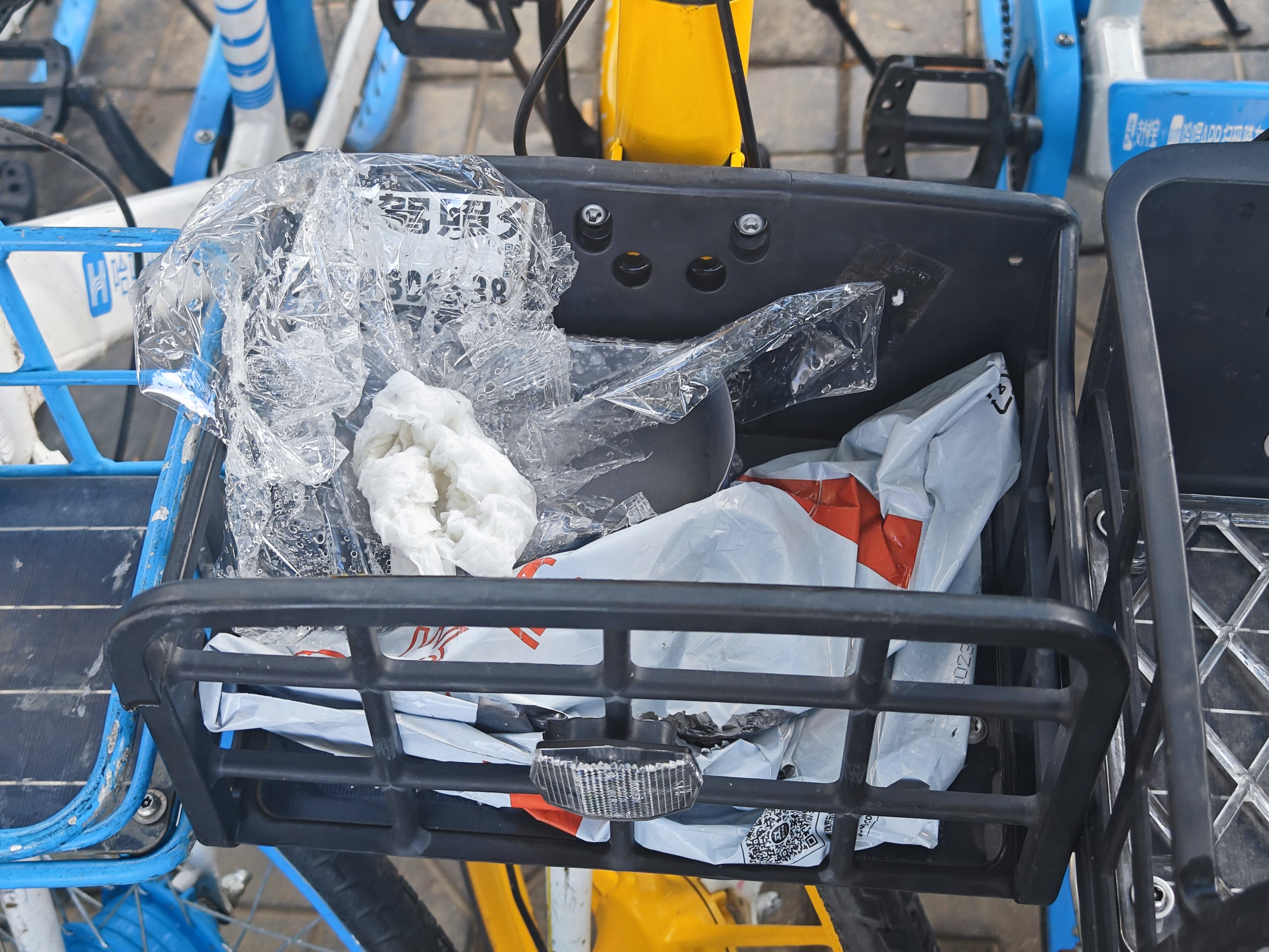 leyu餐盒、塑料瓶……共享单车车筐咋成了“移动垃圾桶”？(图3)