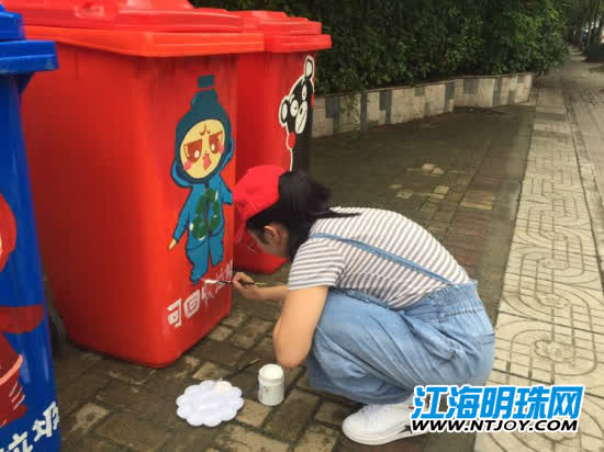 leyu南通虹桥街道新中社区青年志愿者手绘卡通垃圾桶 让垃圾分类理念深入人心(图1)