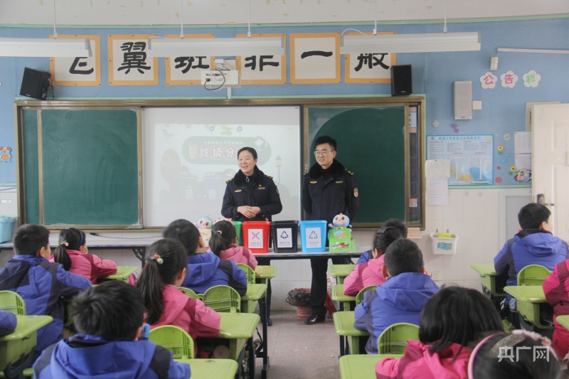 leyu·(中国)官方网站开学第一课：8万本垃圾分类知识读本走进校园(图3)