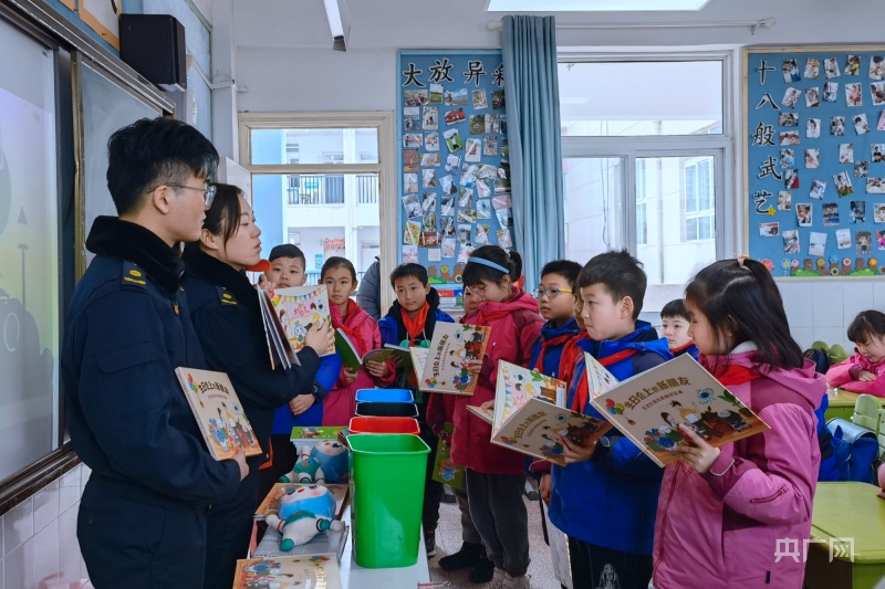 leyu·(中国)官方网站开学第一课：8万本垃圾分类知识读本走进校园(图2)