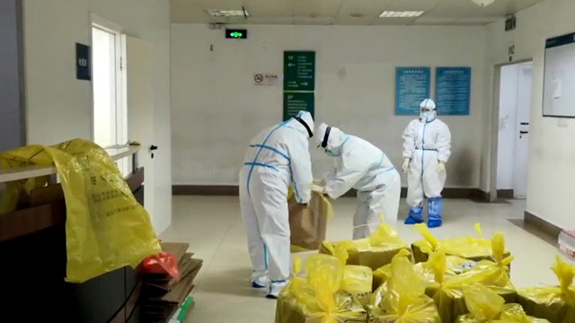 leyu·(中国)官方网站隔离病房里的医疗废弃物如何运送？记者跟随保洁员目击全流(图3)