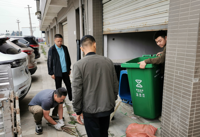 leyu·(中国)官方网站广汉市金雁街道为辖区企业发放分类垃圾桶安装垃圾亭(图1)